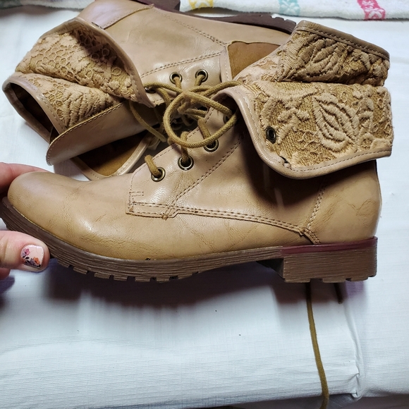 Boots - Picture 3 of 4